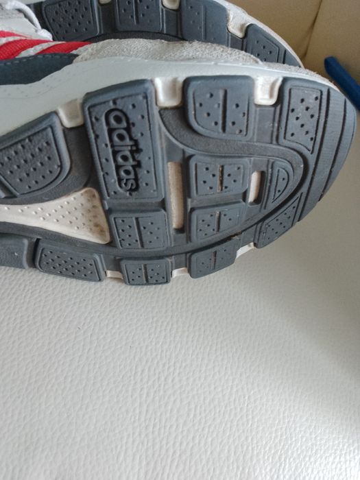 Vind Adidas pt femei