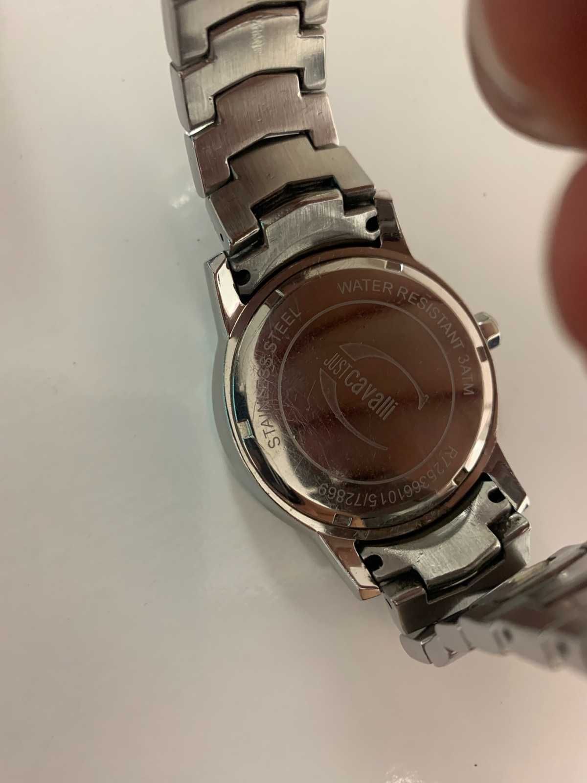 Продавам часовник JUST CAVALLI CRYSTAL в добро състояние