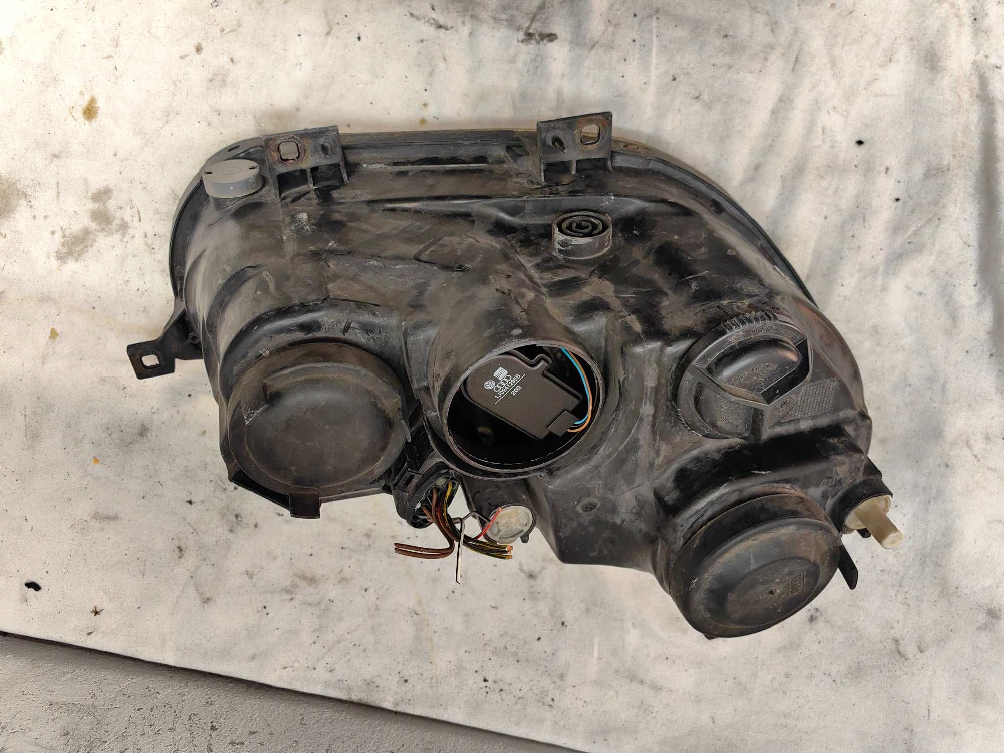 Оригинален фар Ляв Десен  Vw Polo 2003