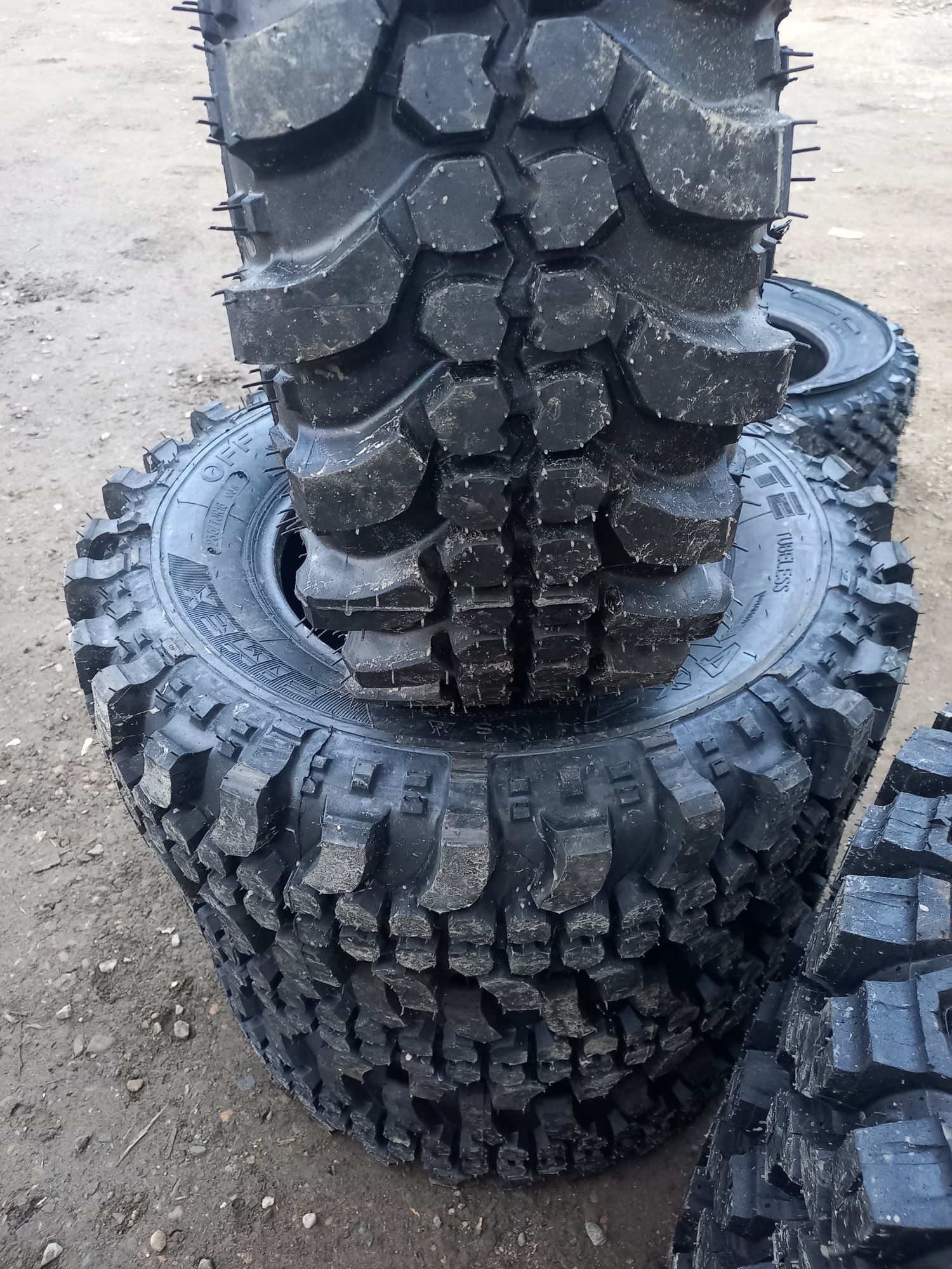 Anvelope off road 235/70R 16.