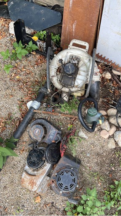 Vand  tot ce se vede in poze( foarfece , cauciucuri etc)