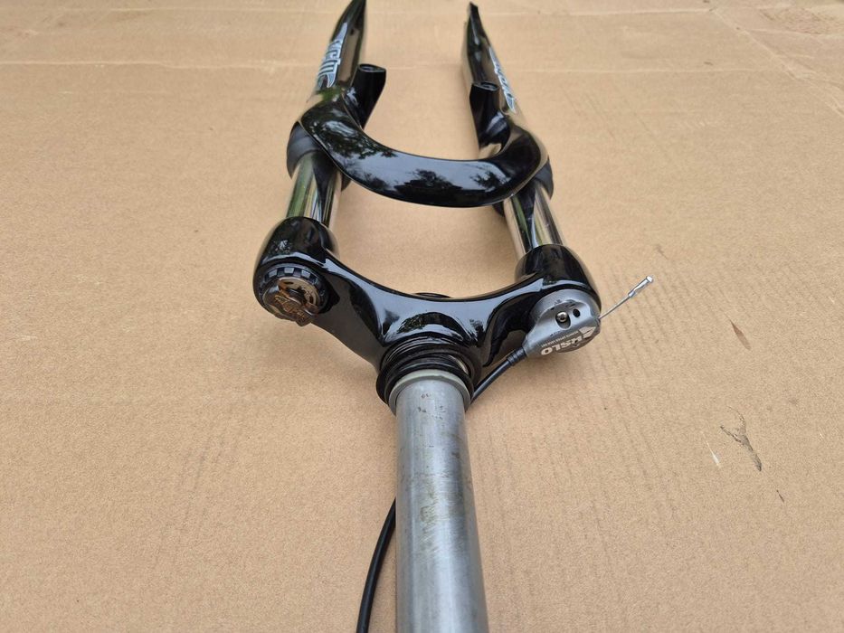 Furca SunTour XCM , sistem blocare pop-lock, 26 inch