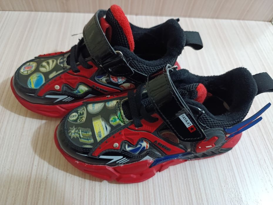 Продаются детские теплые кросовки