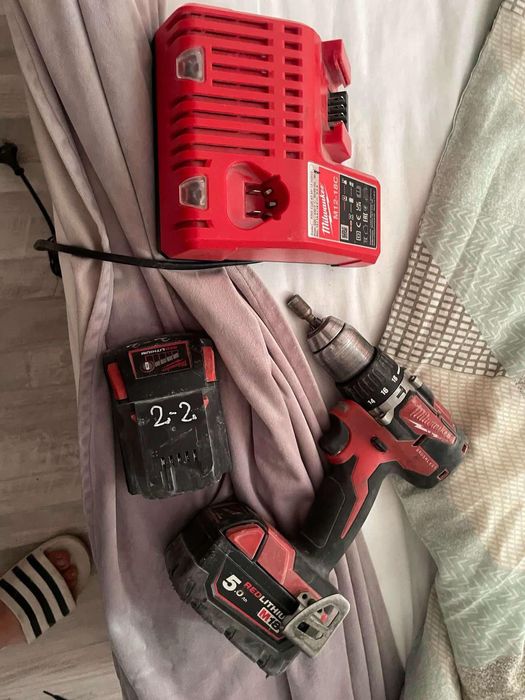 Vând bormașină MILWaukee