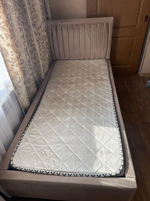 Кровать с матрасом