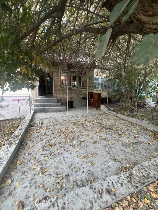 Tez sotiladi 1 qavatda 2 xona 3 xona qilingan