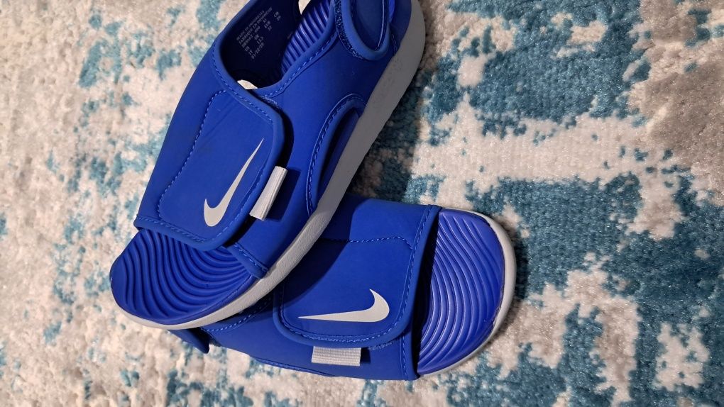 Vând sandale Nike Băieți marimea 32 .pret 60 lei