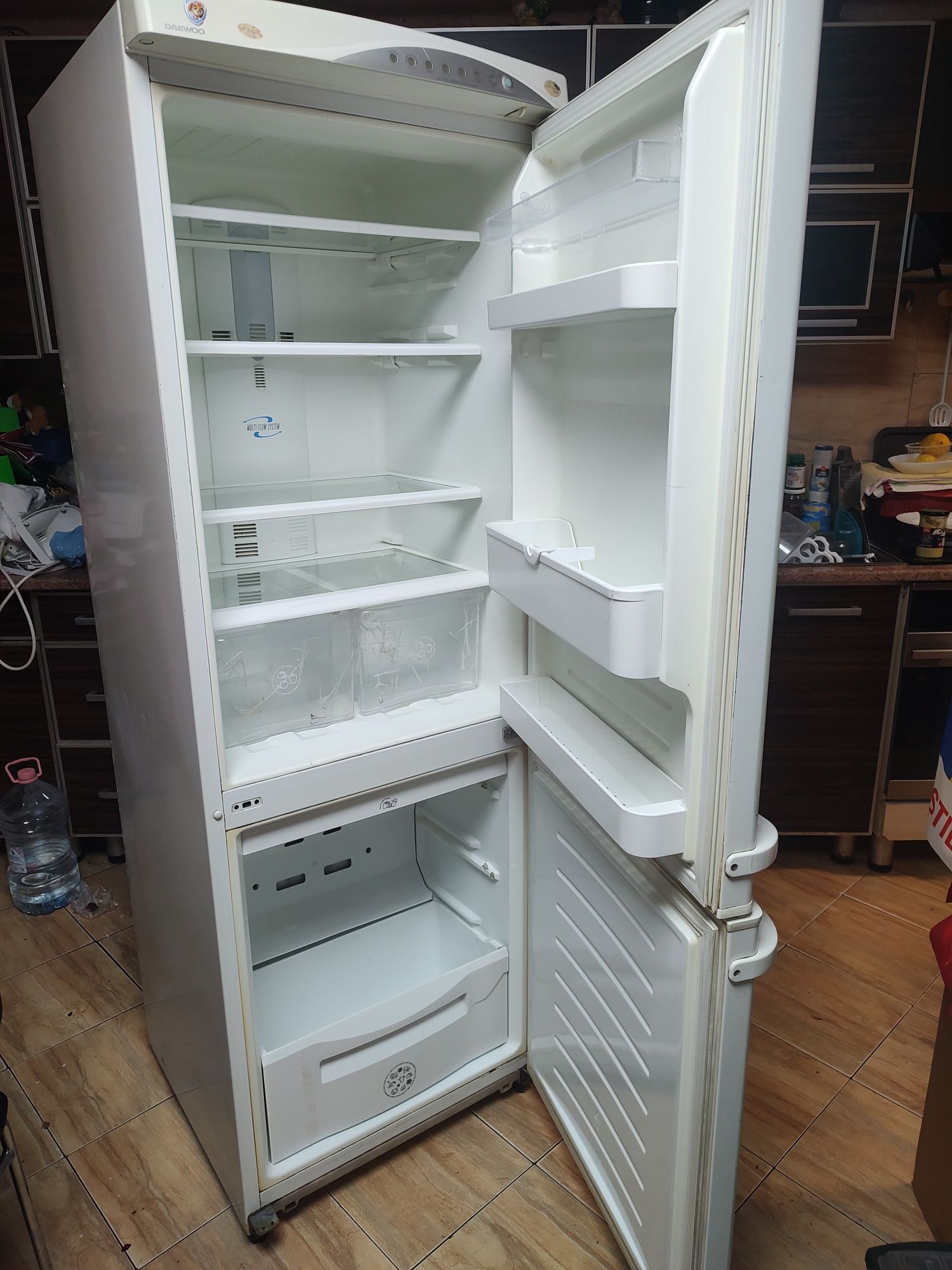 Frigider Daewoo Freezer & Refrigerator