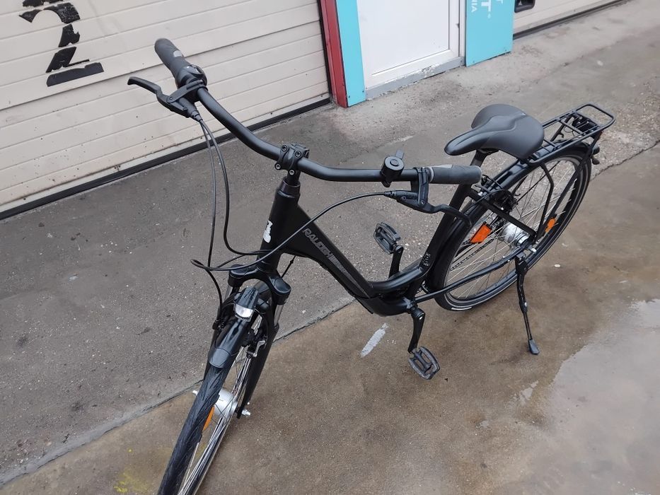 Vând bicicleta din aluminiu pentru damă