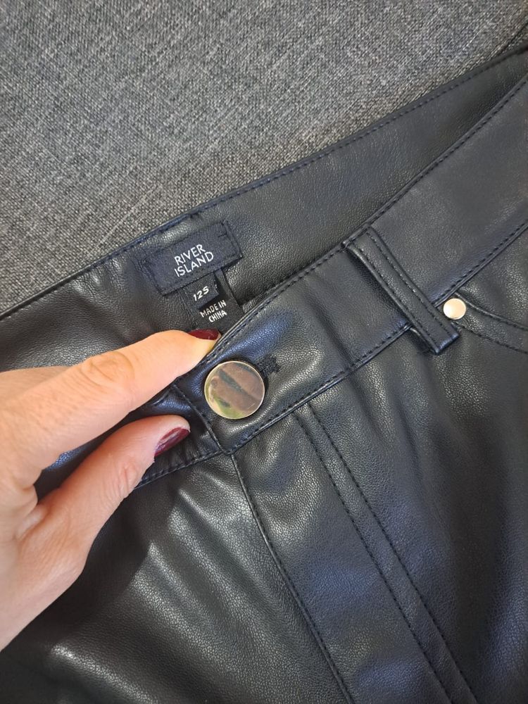 Pantaloni de piele