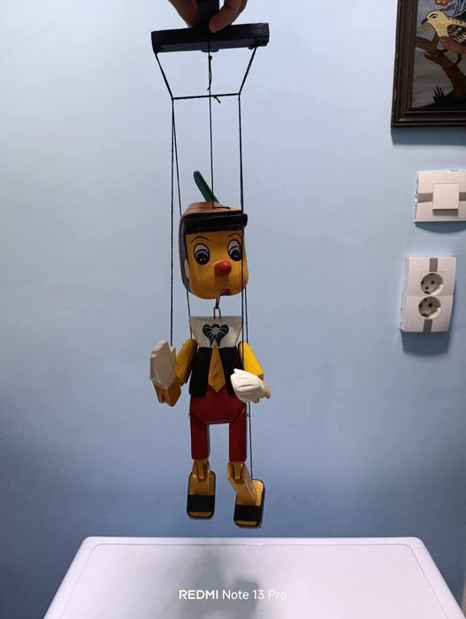 Дървен Пинокио на конци