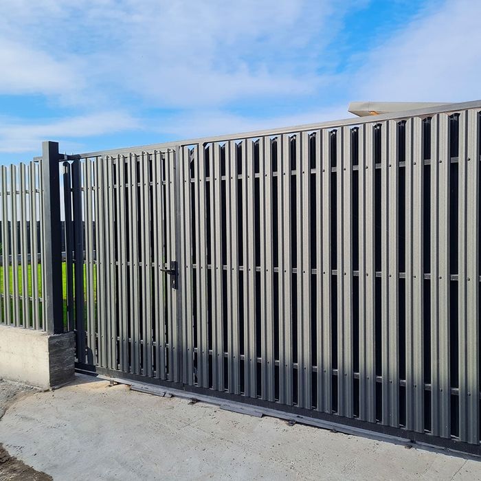 Construim garduri si porti din sipca metalica, panouri stil jaluzele,