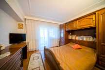Mobilier dormitor matrimonial din lemn masiv