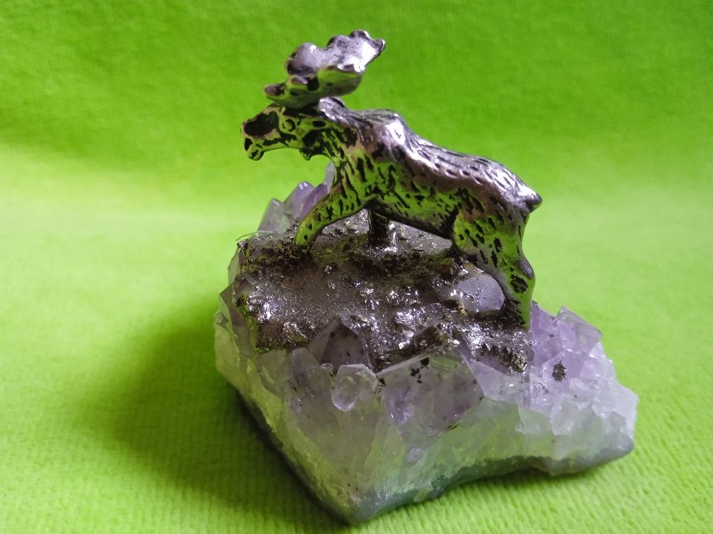 Композиция "Лось" с натуральной друзой аметиста. 5 х 5,2  см.