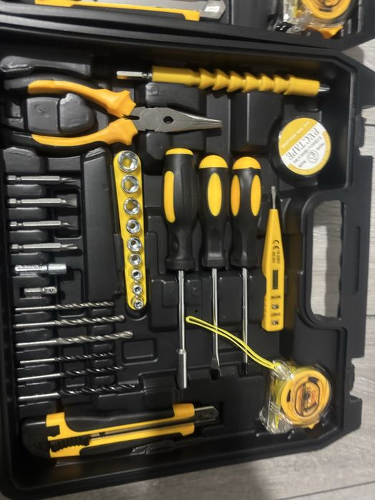 Bormasina cu 2 acumulatori   cu percutie  identic cu Dewalt / Makita