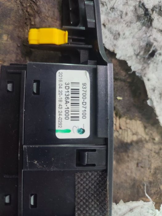 Buton avarii 93700-d7100 Hyundai Tucson 3 [2015 - 2020] 2.0 crdi D4HA