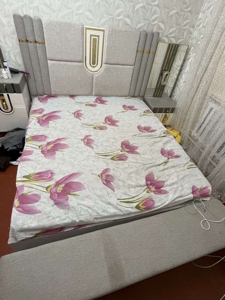Полный емес тек кровать и қасындағы екі тумбочкасымен келісім барр