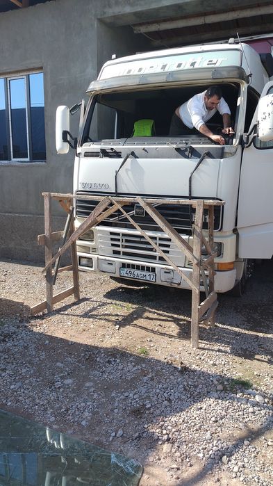 Профессиональная замена лобовых стёкол на грузовые авто.  Жук коликтер