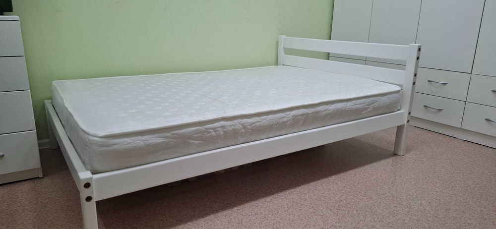 Кровать с матрасом