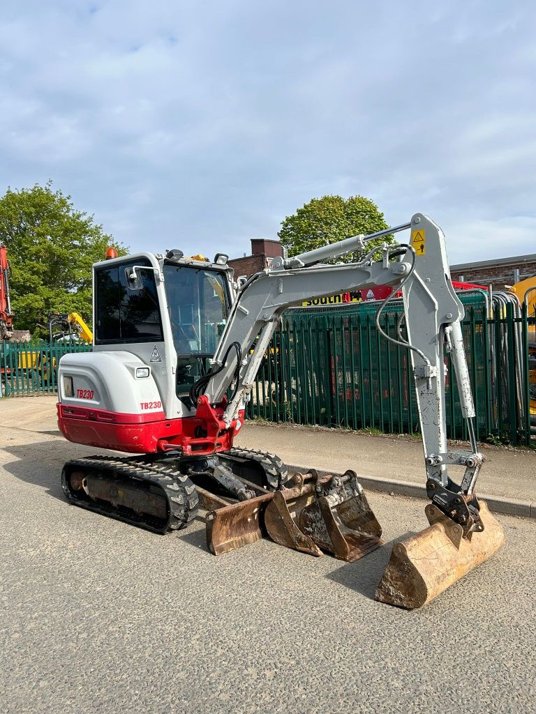 Vând excavator..