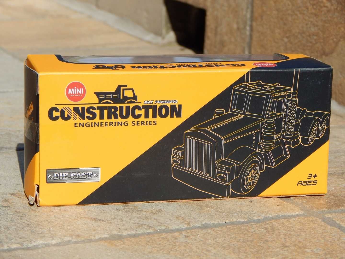 Jucarie camion autocisterna combustibil la cutie scara 1:72