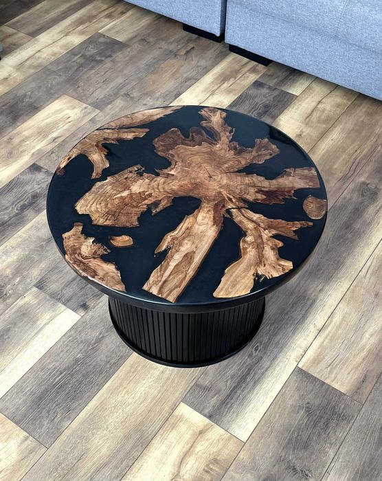 Masa de cafea din lemn de cires si rasina epoxidica.
