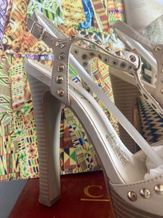 Sandale crem din piele naturala cu tinte aurii din metal