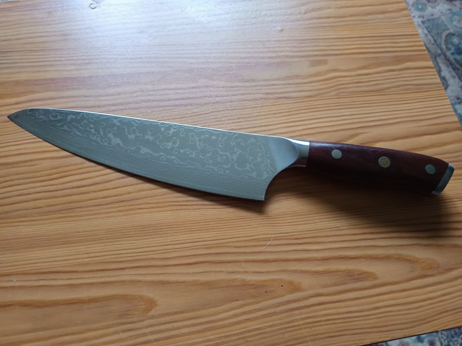 Vând cuțit oțel Damasc,absolut nou