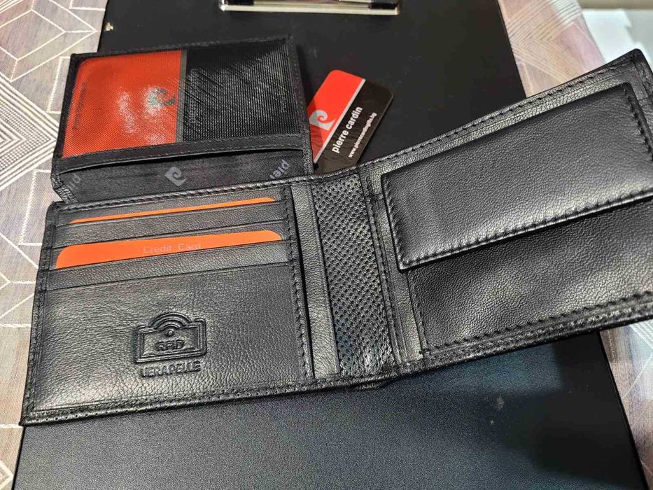 Черно, от естествена кожа портмоне на Pierre Cardin