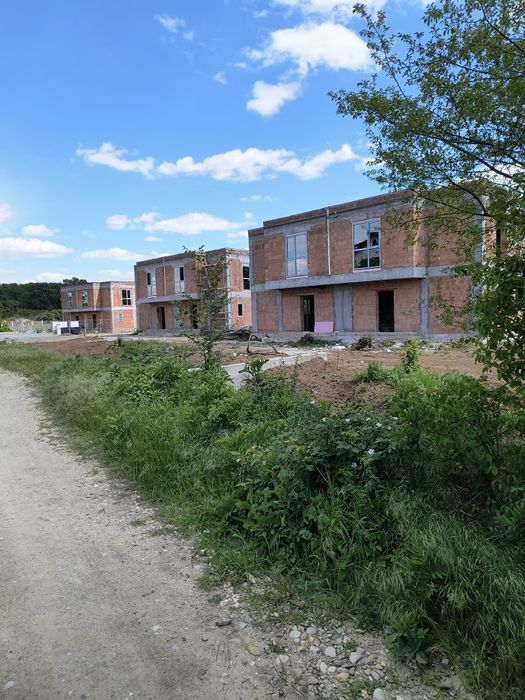 Constructii case la Roșu și finisate