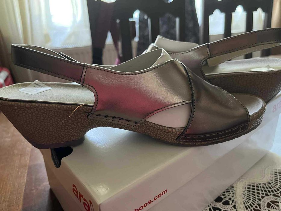 Sandale aurii Hush Poppies, nou cu eticheta, piele, 38