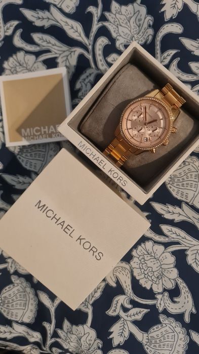 Vand ceas Fossil,Michael Kors si Geanta Valentino.