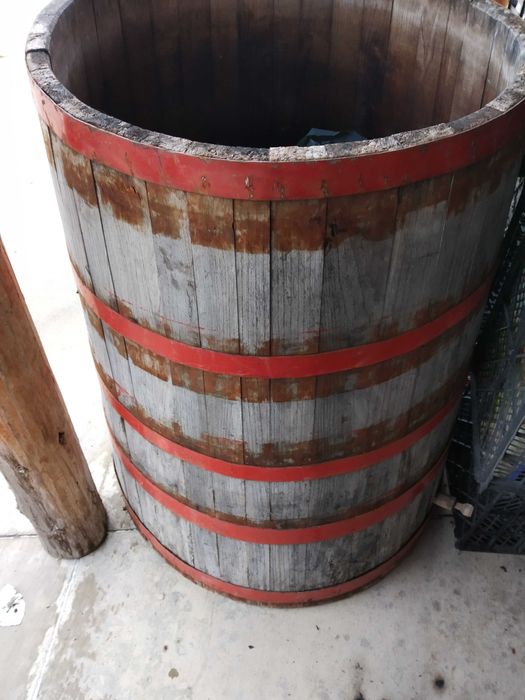 Продавам дървена каца за вино около 280 литра