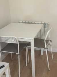 Кухонный стол и два стула