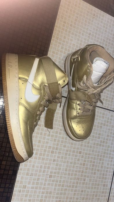 Nike air force mid gold