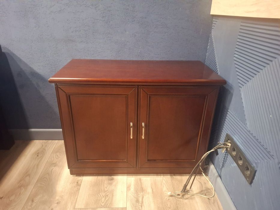 Продаётся офисные мебель ( не дорога )