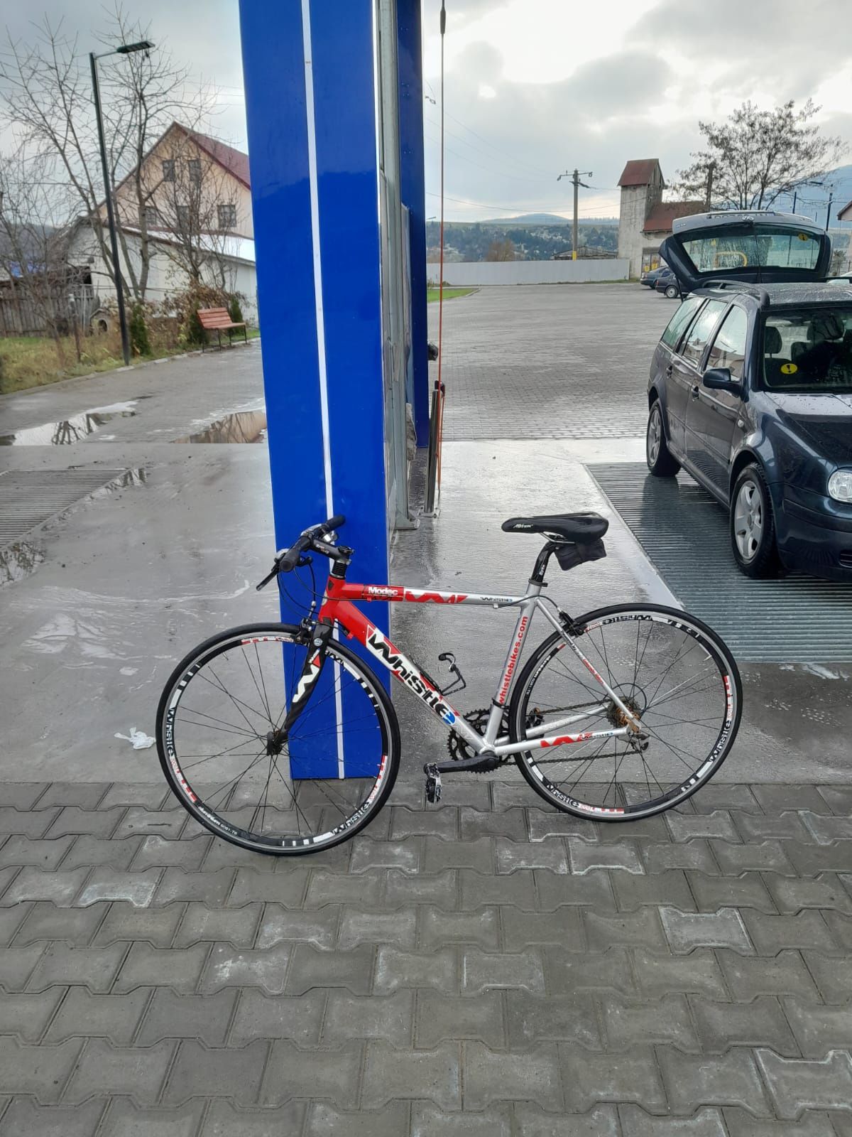 Bicicleta cursiera cu furca din carbon