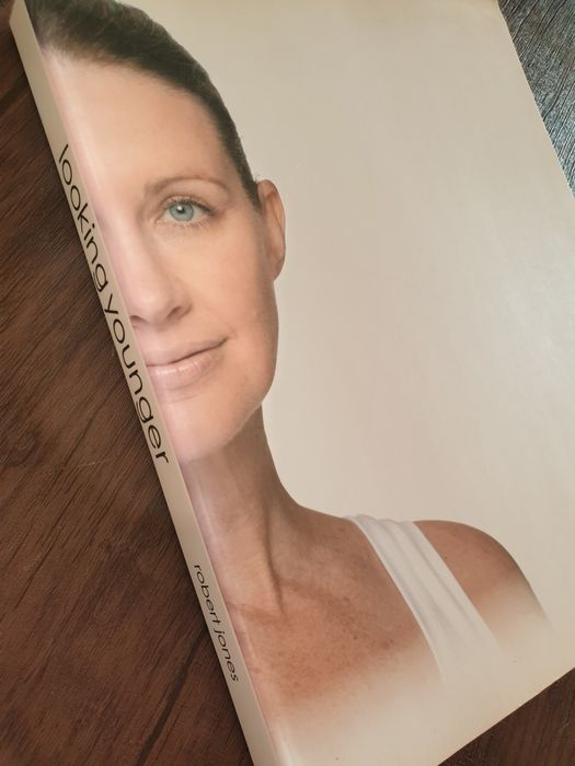 Carte Robert Jones, "Looking yonger"