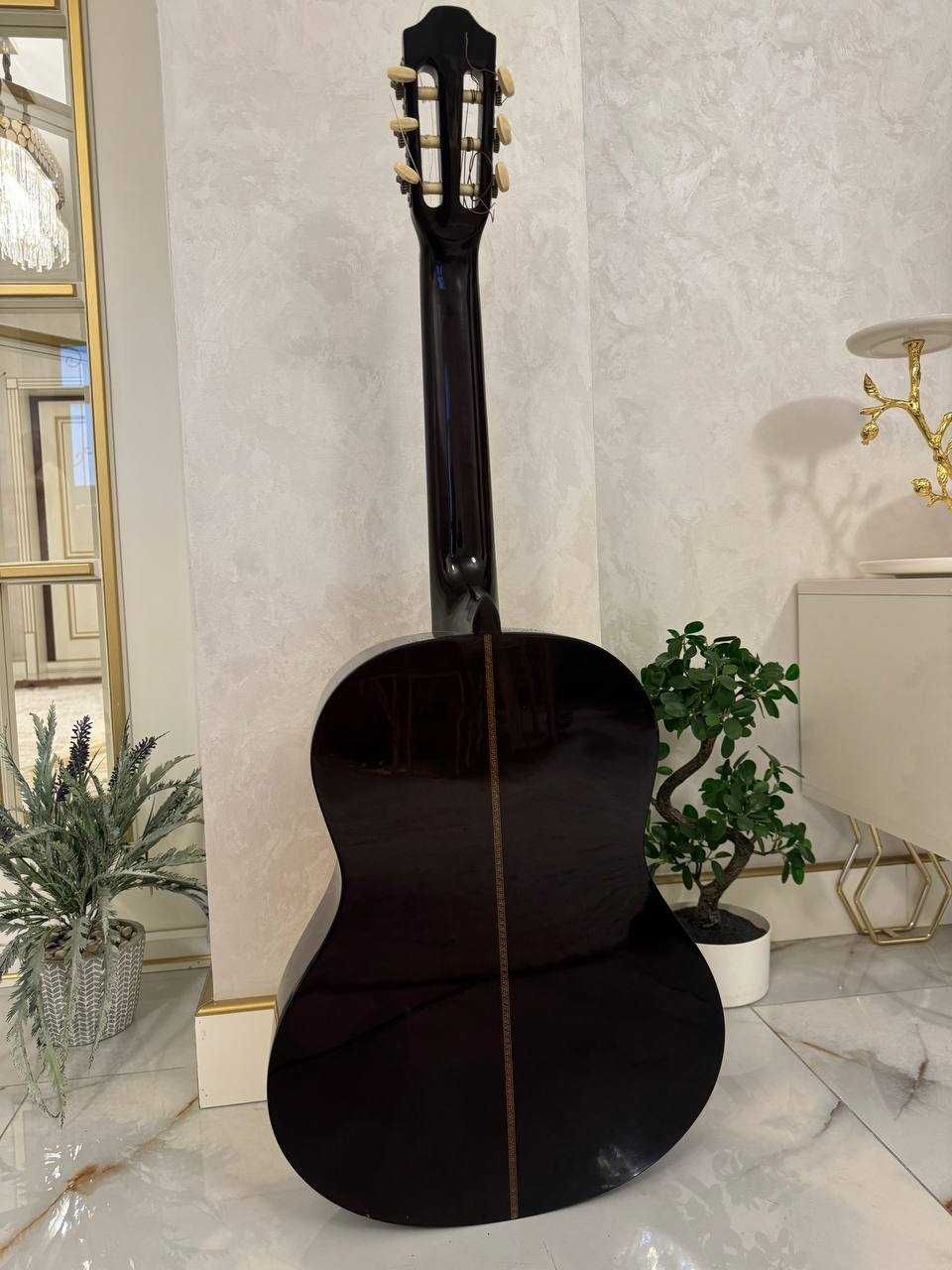 Gitara sotiladi HOHNER