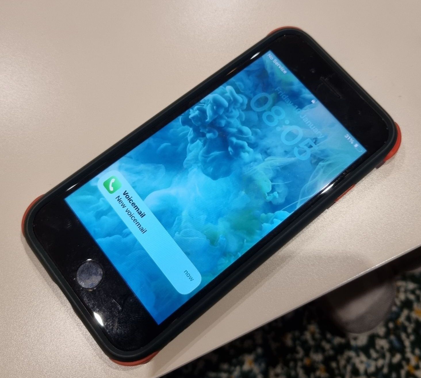 Продавам черен телефон с калъф IPHONE  SE