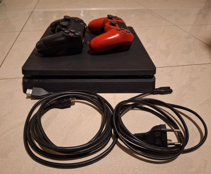 Playstation 4 с 2 контролера