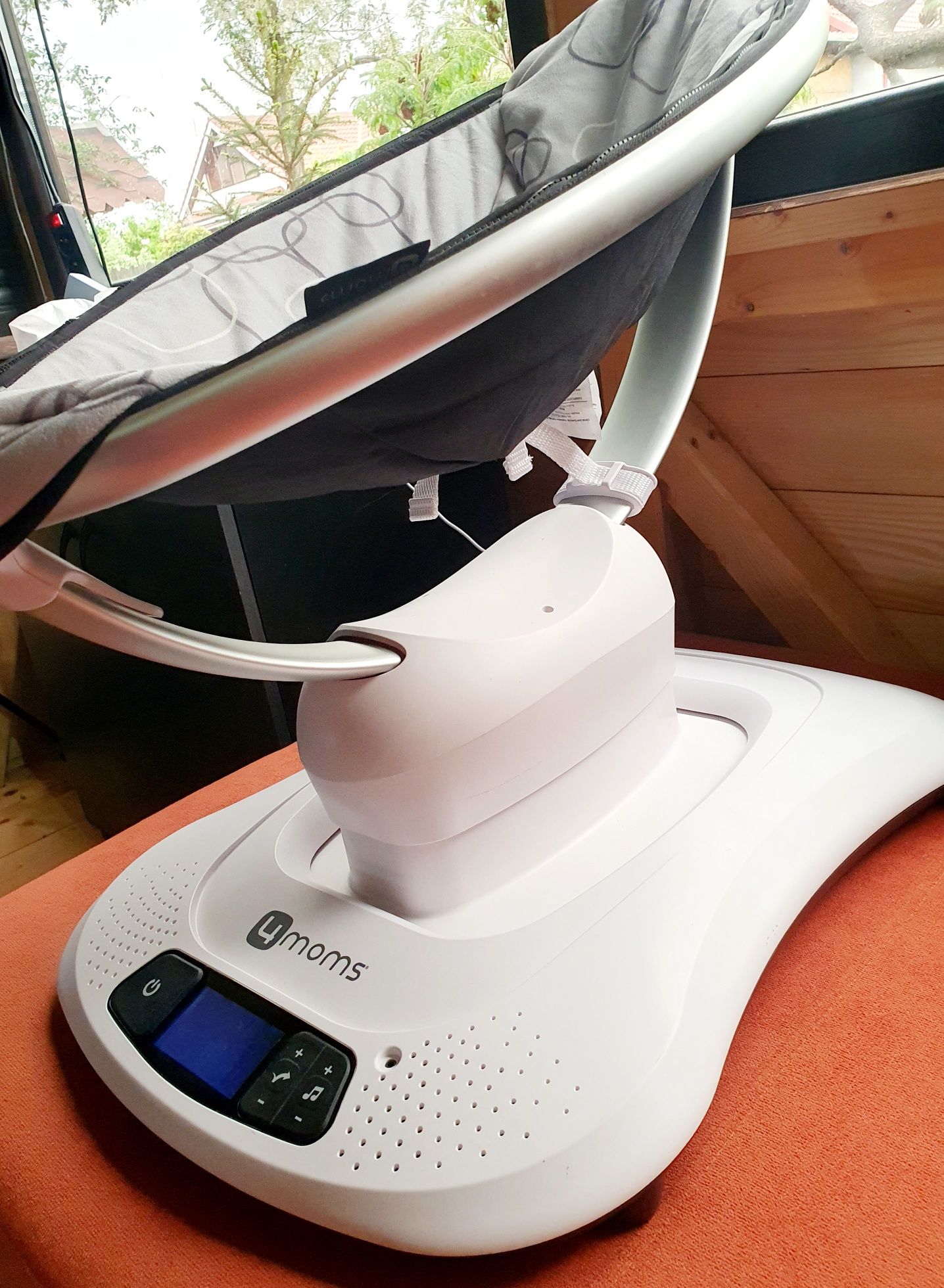 Fotoliu Balansoar Bebelusi 4MOMS MamaRoo 4.0 model nou