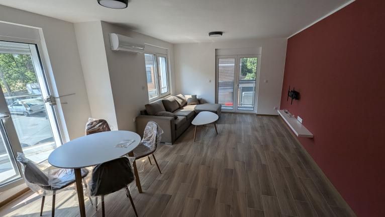 Дава се под наем Тристаен апартамент в Пловдив, Христо Смирненски - 100 кв.м за 750 € - Снимка #1