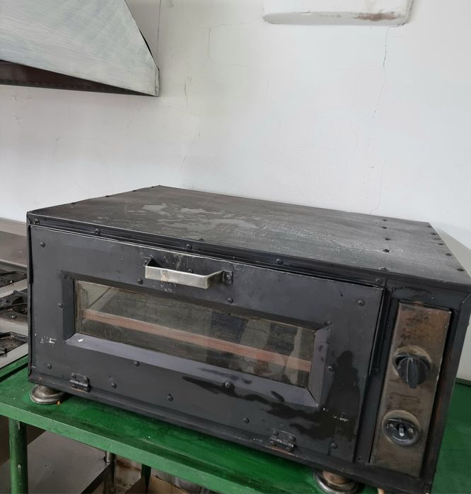 Большая электрическая духовка , духовой шкаф