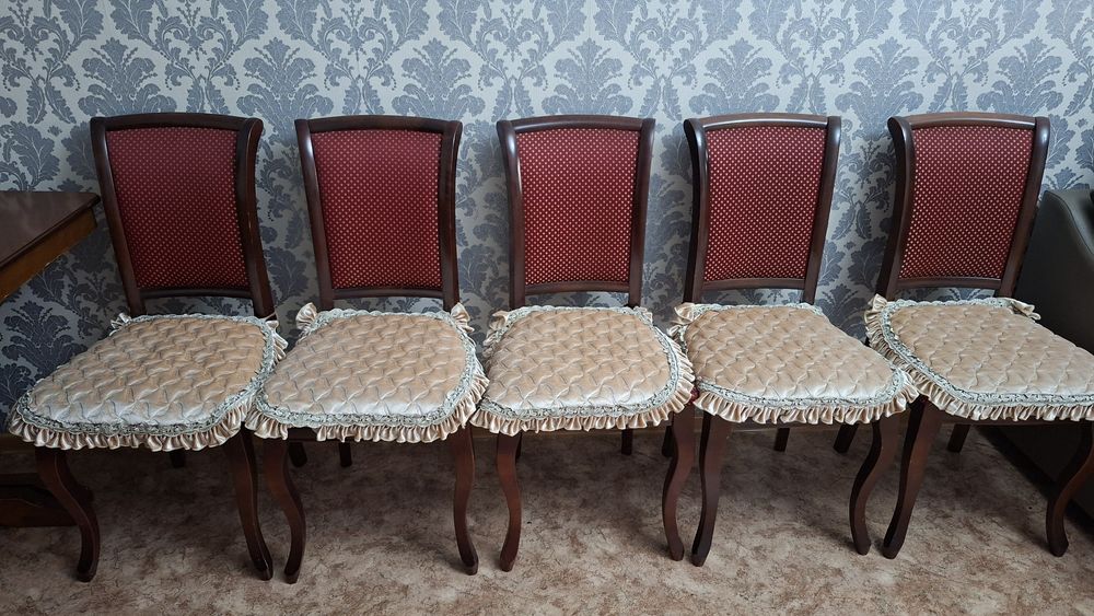 Стол и стулья в гостиную