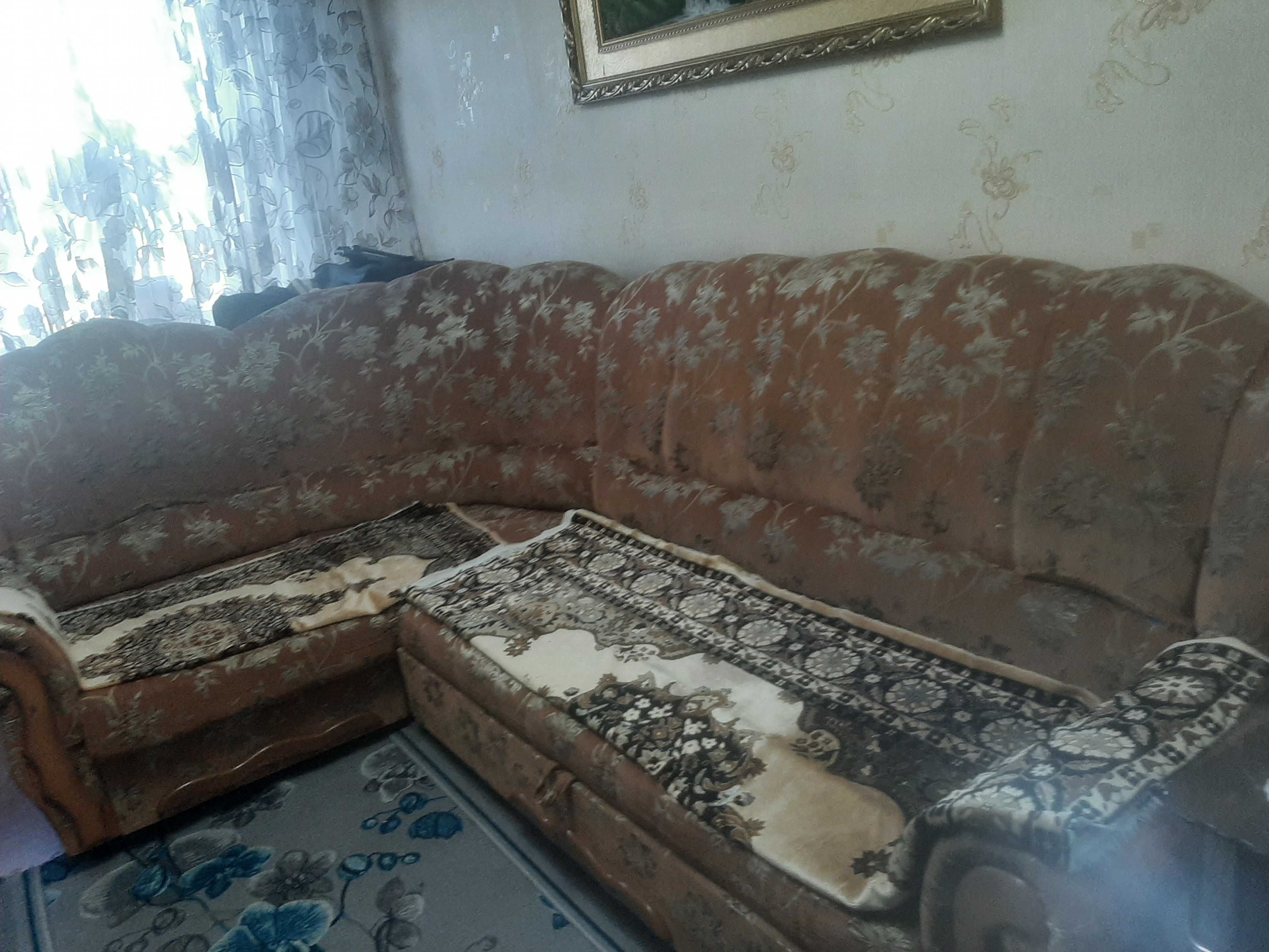 Диван угловой и кресло.