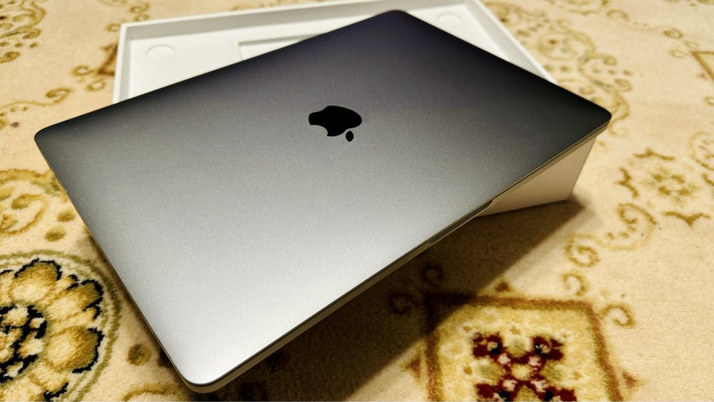 Vând Macbook Pro M2, model 2022
