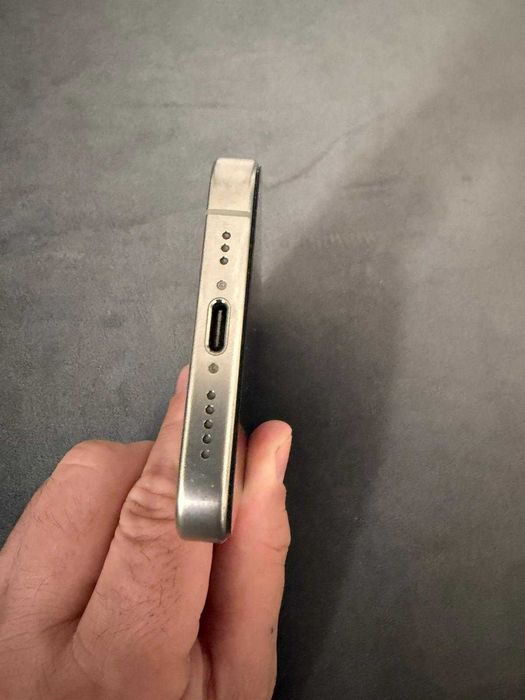 Vând iPhone 15 Pro, 128 GB