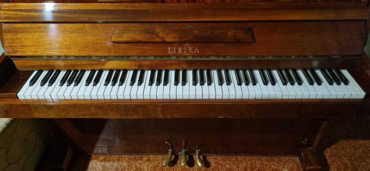 Пианино ЛИРИКА 3 педали,музыкальный стульчик в комплекте,настроенное.