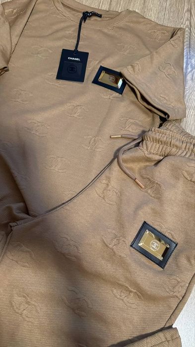 Compleu dama Chanel 
 L XL 
260 lei